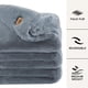 thumbnail image 3 of Manta UGG Euphoria de felpa de piel sintética reversible de 50 x 70 cm, 3 of 8