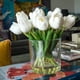thumbnail image 2 of Tulipanes Blancos en Cilinro de Vidrio 23 cm, 2 of 3