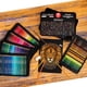 thumbnail image 5 of Set de lápices de colores KALOUR 180 para artistas adultos con estuche de hojalata, 5 of 8