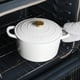 thumbnail image 3 of Oven Dutch Oven Crock-Pot Artisan de 5 litros, lino mate blanco con pomo dorado, 3 of 6