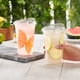 thumbnail image 3 of Vasos de plástico GUSTO transparentes con tapas, 20 onzas, 100 unidades, para bebidas, 3 of 7