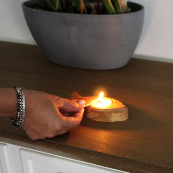 Portavelas tipo tealight artesanal de Tierra Santa en madera de olivo con forma de pez