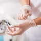 thumbnail image 2 of Guantes de vinilo para exámenes médicos básicos, sin látex, sin polvo, 1000 unidades, 2 of 9