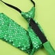 thumbnail image 5 of Traje de fiesta del Día de San Patricio: 6 piezas, accesorios verdes: sombrero de copa, pulseras de trébol, insignia y corbata., 5 of 7