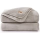 thumbnail image 1 of Manta UGG Whitecap de felpa suave, 127 x 177 cm, color gris claro, 1 of 8