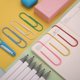 thumbnail image 4 of Clips de papel Harniruco 10 cm, paquete de 30, colores surtidos, tamaño grande, 4 of 5