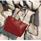 thumbnail image 2 of Bolso de mano Coach Cammie Chain, piel granulada refinada de color rojo manzana, 2 of 4