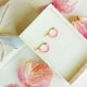 thumbnail image 2 of Argollas Huggies Sakura Chapadas En Oro 18k Rosa Chicle, 2 of 3