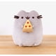 thumbnail image 2 of Pizza de peluche GUND Pusheen con forma de animal de peluche, 24 cm, gris, 2 of 2