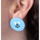 thumbnail image 2 of Aros asimétricos de tachuela con caritas suave resina epoxi azul amarillo, 2 of 3