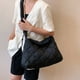 thumbnail image 4 of Bolso de mano acolchado para mujer, ligero y acolchado, tipo hobo, 2023, con pliegues en forma de nube., 4 of 5