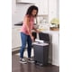 thumbnail image 4 of Bote de basura Rubbermaid Premier Series III Step-On, 49 L, color carbón, 4 of 6