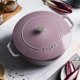 thumbnail image 4 of Cazuela de hierro fundido STAUB 5 L lila, fabricada en Francia, 4 of 8