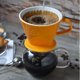 thumbnail image 2 of Goteador de café Creano XXL de porcelana cerámica color azafrán, 2 of 8