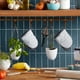 thumbnail image 2 of Juego de 2 guantes de cocina KitchenAid Albany, color gris antracita, 2 of 3