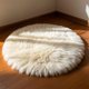 thumbnail image 4 of Alfombra Kopar Redonda de Piel de Cordero 122 cm Color Blanco Natural, 4 of 7