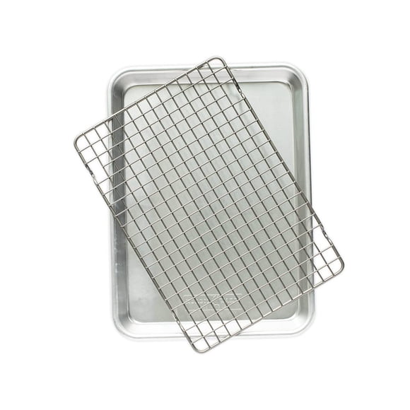 Bandeja para hornear Nordic Ware Naturals® de un cuarto de hoja con rejilla