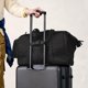 thumbnail image 4 of Bolsa Vera Bradley de algodón premium Miramar Weekender Moonless, 4 of 7