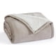 thumbnail image 2 of Manta de forro polar ultrasuave UGG Bliss Fluffy Lofty de 50 x 70 pulgadas, 2 of 8