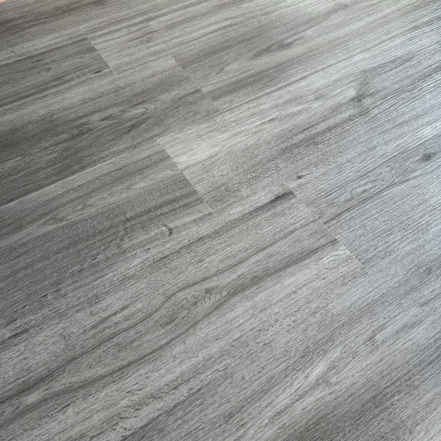 Novahus - Piso Spc Gris Urbano Click 5+1 Mm 18,2 X 122Cm 2,2 M²