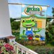 thumbnail image 5 of El Garaje de Gecko-bandera de jardín temática. Regalo perfecto para fans, amigos y familiares, ideal para actividades al aire libre y decoración de fiestas.28CM*45CM, 5 of 5