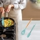 thumbnail image 5 of Juego de 2 utensilios de cocina de silicona con mango de madera, antiadherentes y resistentes al calor., 5 of 5