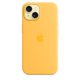 thumbnail image 3 of Funda de silicona para iPhone 15 de Apple con MagSafe, color Sunshine, 3 of 6