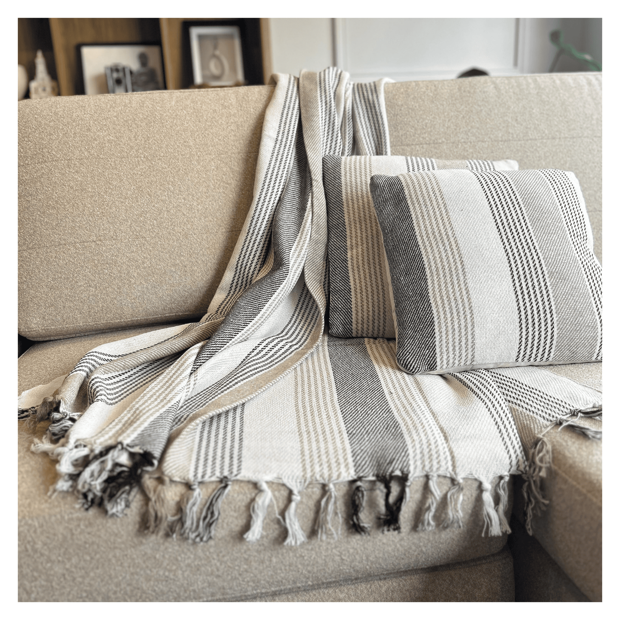 Decoghar - Combo Deco 2 Cojines Y 1 Manta Multi Stripe Blanco /Gris / Plata Diseño Moderno Lavable X Mts