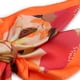 thumbnail image 4 of Pañuelo tipo seda 70 x 70 estampado floral naranja Talla Única, 4 of 5