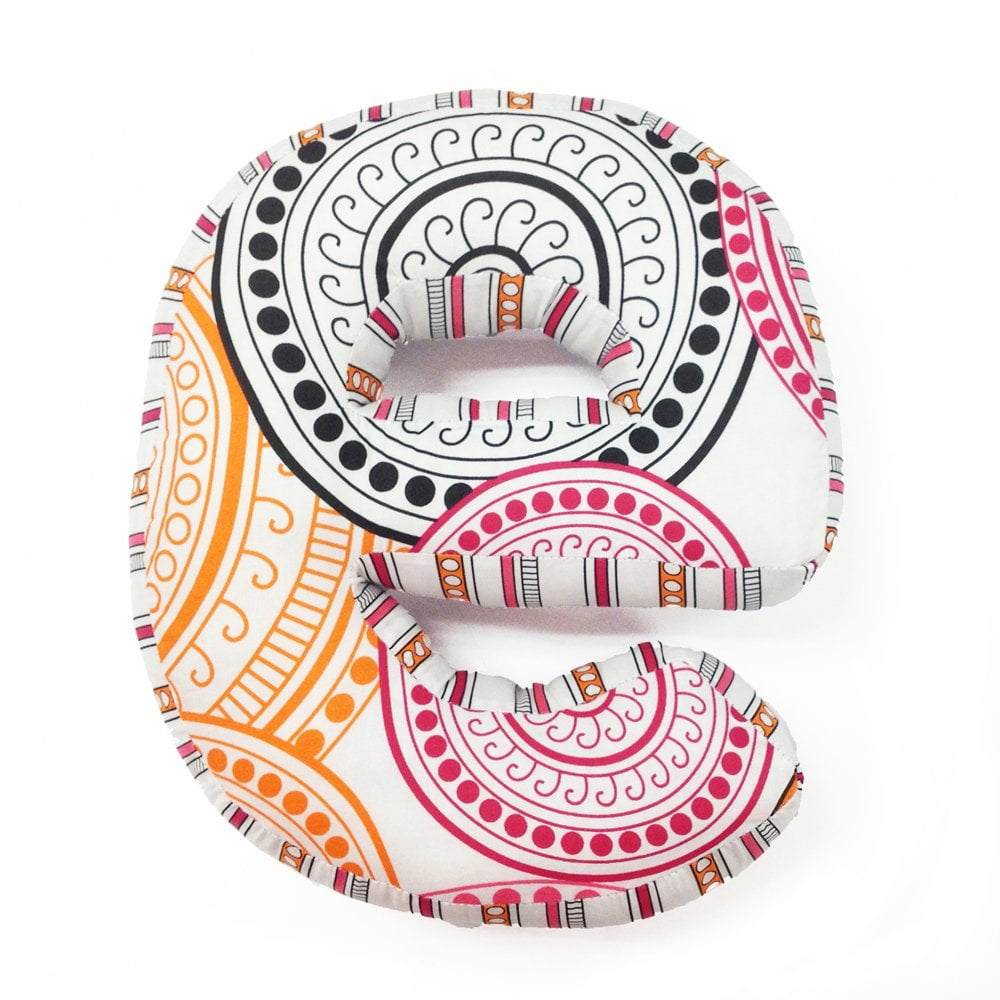 Almohada One Grace Place Sophia Lolita Con Letra E, Rosa, Naranja Y Blanco
