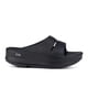 thumbnail image 2 of Sandalia Recovery OOFOS Omega OoAhh para mujer, color negro, talla 9, 2 of 7