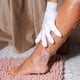 thumbnail image 5 of Guantes de baño y ducha EcoTools, exfoliantes suaves, con aceite de aguacate, 5 of 9