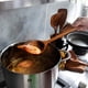 thumbnail image 4 of Utensilios de cocina de madera de teca para cocinar, antiadherentes, naturales y saludables, juego de 2 piezas, 4 of 5