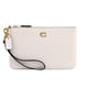 thumbnail image 1 of Wristlet COACH Small B4/piel granulada pulida a la tiza, 1 of 5