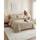 thumbnail image 4 of Cubrecama Plumón Sherwood de King con Fundas de Almohada, 4 of 6