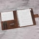 thumbnail image 4 of Carpeta de cuero D&M Leather Studio A4/Letter marrón de 3 anillas, 4 of 8