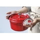 thumbnail image 5 of Juego de 2 manoplas Potholder Staub Z1033-715 con pomo, color cereza, 5 of 5