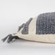 thumbnail image 2 of Almohada Rizzy Home con relleno de poliéster, 14 cm x 26 cm, tejido de algodón gris, 2 of 2