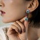 thumbnail image 5 of Aretes de Botón Azules con Forma Ovalada Simulada para Mujer con Acabado Cepillado Elegantes Aretes de Botón de Plata Esterlina Aretes de Botón de Diamante Simulado con CZ para Mujer, 5 of 6