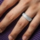 thumbnail image 5 of Anillo de bodas de silicona para hombre, con borde escalonado y ranuras transpirables, 8 mm de ancho y 2,5 mm de grosor., 5 of 6