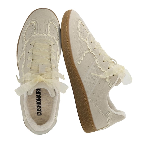 Zapatillas casuales CUSHIONAIRE Belinda con detalle de encaje y cinta, color marfil