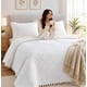 thumbnail image 4 of Cubrecama King con Diseño en Relieve y Pompones Decorativos, 4 of 6
