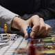 thumbnail image 4 of Juego de mesa Hasbro Gaming Clue para niños de más de 8 años, de 2 a 6 jugadores, 4 of 7