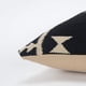 thumbnail image 4 of Almohada decorativa Rizzy Home T05808, relleno de polietileno, 45 x 45 cm, negro y blanco, 4 of 5
