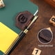 thumbnail image 2 of Marcador de cuero personalizado con soporte para bolígrafo magnético, 26 letras, 2 of 3