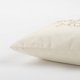 thumbnail image 4 of Almohada decorativa Rizzy Home T13306 con relleno de plumón, 28 x 53 cm, color beige, 4 of 5
