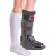 thumbnail image 2 of Inserto de calcetines blancos hasta la rodilla para calzado ortopédico de senderismo (2 pares), 2 of 8