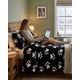 thumbnail image 5 of Cubrecama King Plush con Chiporro Térmico, 5 of 5