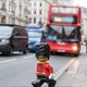thumbnail image 2 of Minifigura LEGO Exclusives Hamleys Royal Guard de 4 cm de altura, 2 of 5