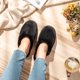 thumbnail image 2 of Zapatillas Snug Leaves Fuzzy Scuff para mujer, espuma viscoelástica, color negro, 38-39, 2 of 7